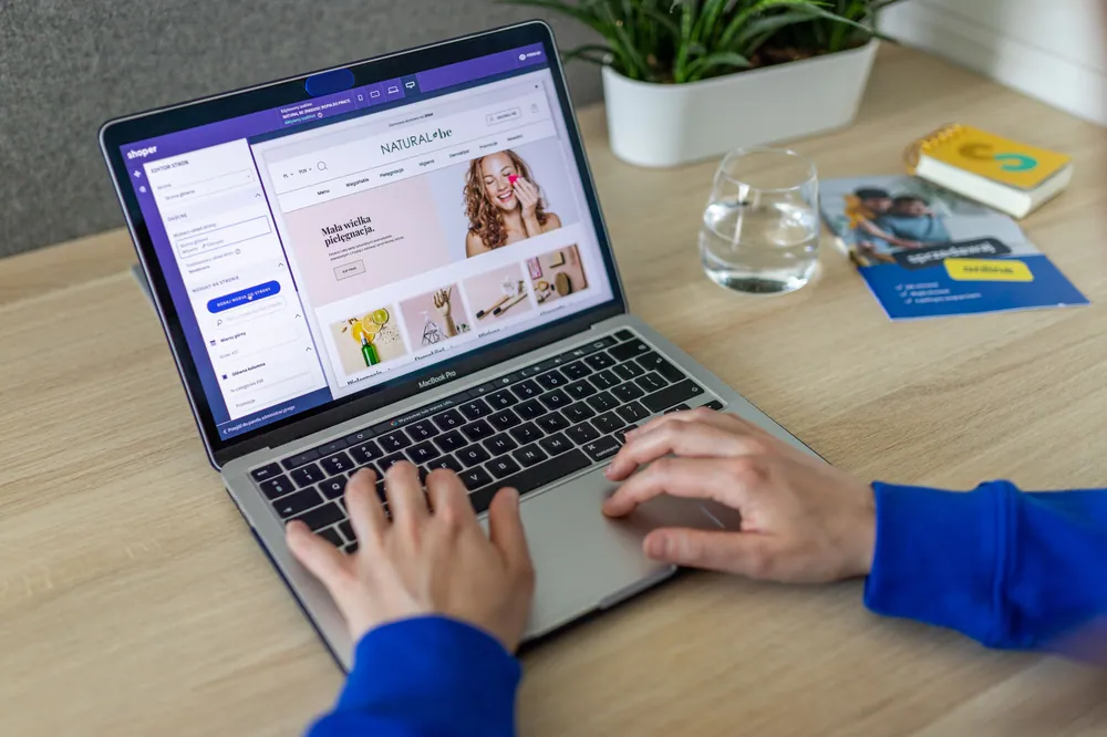 Persona trabajando en el diseño de una tienda online desde un portátil.