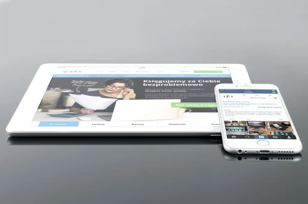 Una tablet y un teléfono muestran contenidos web.